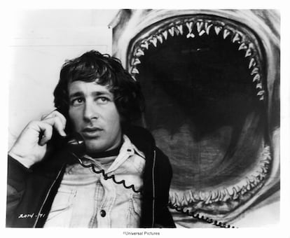 Steven Spielberg posa en el set de 'Tiburón' (1975).