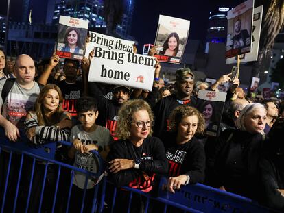 Familiares y defensores de los rehenes capturados en Israel el pasado 7 de octubre exigen su liberación, este sábado en Tel Aviv.