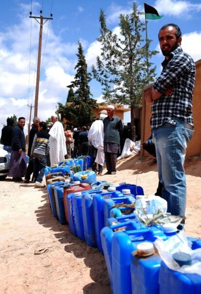 Colas para comprar combustible para coches en Jadu, en la región libia de Nalut.