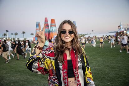 Una joven saluda durante el festival de Coachella, el 12 de abril.