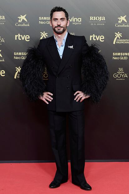 Con un traje con plumas en las mangas de Gucci y joyas de Cartier posó Paco León, que próximamente estrenará su película Rainbow.