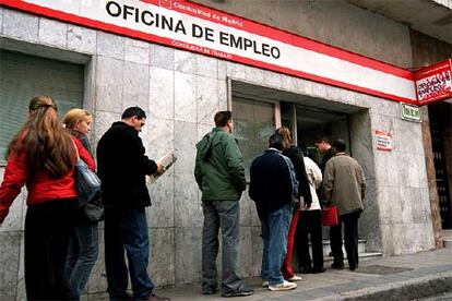 Cola ante la Oficina de Empleo de la Consejera de Trabajo de la Comunidad de Madrid.