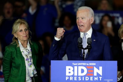 El candidato demócrata Joe Biden y su esposa, Jill Biden, en Los Ángeles, el martes.