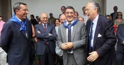 El diputado general de Bizkaia, José Luis Bilbao, el exconsejero de Interior, Rodolfo Ares, el exlehendakari Patxi López y el alcalde de Bilbao, Iñaki Azkuna, durante la recepción institucional de 2012.  