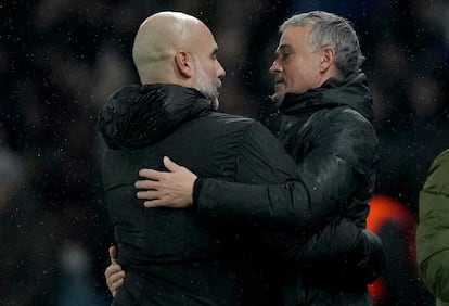 Pep Guardiola y Luis Enrique se abrazan tras el final del partido. 