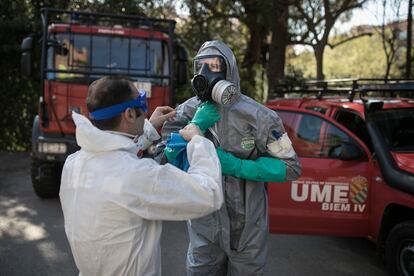 Soldados del Ejército español se preparan para desinfectar un edificio en Barcelona durante la pandemia.