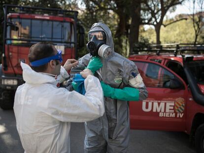 Soldados del Ejército español se preparan para desinfectar un edificio en Barcelona durante la pandemia.
