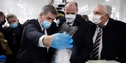 El primer ministro francés, Jean Castex (centro), en una visita a la localidad pesquera de Boulogne sur Mer, en el Canal de la Mancha. 