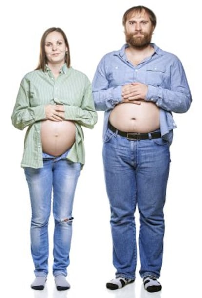 Mujer y hombre mostrando sus respectivos 'embarazos'.