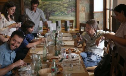 Pablo Iglesias y su equipo, después de comer.