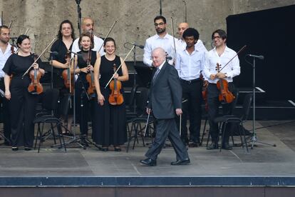 Daniel Barenboim sube al escenario con la orquesta West-Eastern Divan, el 19 de agosto, en Berlín.