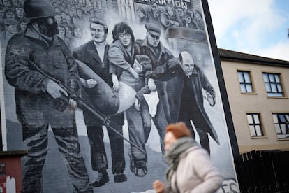 Un mural en recuerdo de la violencia en Irlanda del Norte, en Londonderry el lunes.