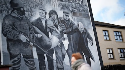 Un mural en recuerdo de la violencia en Irlanda del Norte, en Londonderry el lunes.