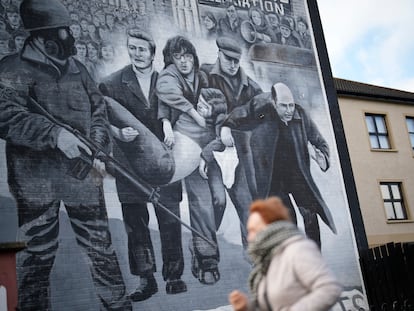 Una mujer pasa por delante de un mural en Londonderry, este lunes.