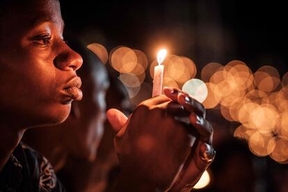 Una mujer sostiene una vela durante una vigilia nocturna durante los actos de conmemoración del 25º aniversario del genocidio de Ruanda de 1994, en Kigali. Más de 800.000 personas fueron asesinadas en una tragedia que conmocionó al mundo.