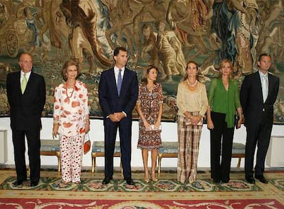 La Familia Real posa durante la tradicional cena que ofrecen a las autoridades baleares.