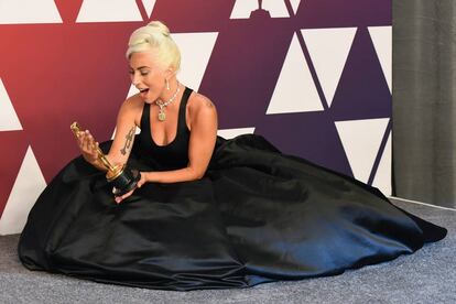 Lady Gaga, ganadora a mejor canción por 'Shallow', mira su galardón.