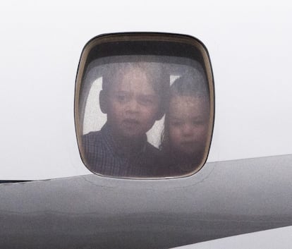 Los príncipes Jorge y Carlota dentro del avión real durante un viaje oficial de los duques de Cambridge a Polonia en julio de 2017. No ha sido la única vez en los niños ha acompañado a sus padres.