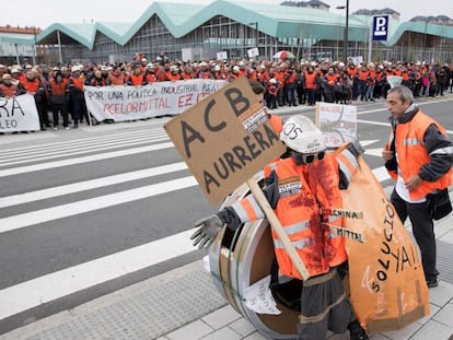 Trabajadores de Arcelor en Vitoria, en una protesta frente al Gobierno vasco