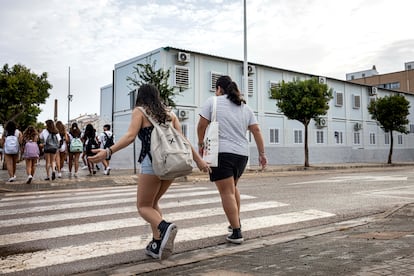 Primer día de clase en el instituto Berenguer Dalmau de Catarroja, arrasado por la dana, cuyo alumnado vuelve a clase en aulas prefabricadas. 