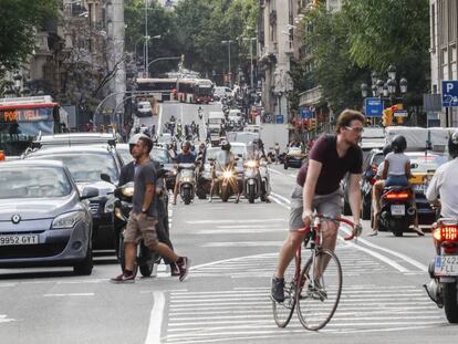 Motos, cotxes, vianants i un ciclista aquest dimarts a Via Laietana.