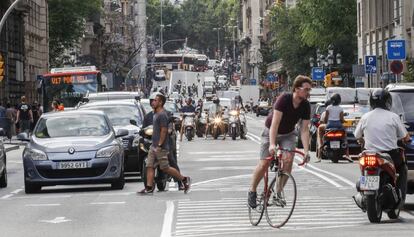 Motos, cotxes, vianants i un ciclista aquest dimarts a Via Laietana.