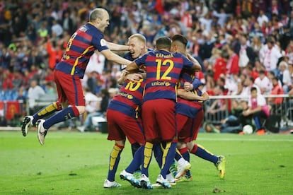 Los jugadores del Barcelona celebran el gol marcado por Jordi Alba.