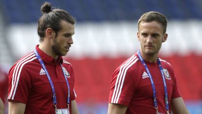Gareth Bale y Andy King conversan durante un entrenamiento en el estadio Parque de los Pr&iacute;ncipes, en Par&iacute;s. 