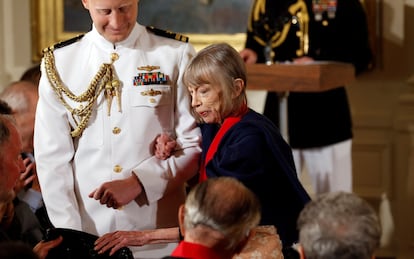 Joan Didion en la ceremonia en la que el presidente Barack Obama le concedió la Medalla Nacional de Humanidades, el 10 de julio de 2013.