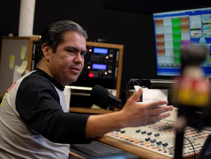 El locutor Tony 'El Tigre' durante una transmisión en el estudio de La Campesina en Phoenix, el 21 de marzo de 2024.