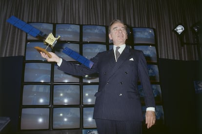 Rupert Murdoch posa con una maqueta del satélite Astra, puesto en órbita en noviembre de 1988. El magnate australiano adquirió cuatro canales para difundir por este satélite. 