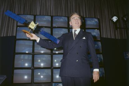 Rupert Murdoch posa con una maqueta del satélite Astra, puesto en órbita en noviembre de 1988. El magnate australiano adquirió cuatro canales para difundir por este satélite.