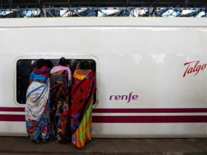 La compañía española prueba sus trenes para conseguir uno de los mayores contratos ferroviarios. Debe rebajar los tiempos de trayecto sin cambiar las vías