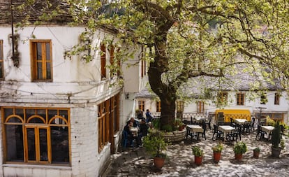 Terraza de un restaurante en Gjirokastra (Albania).