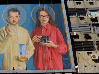 Vista de un mural en los que se observan, de izquierda a derecha, al director de cine italiano Federico Fellini; al cineasta británico Alfred Hitchcock; al director de cine español Luis Buñuel y a la guionista y directora argentina Lucrecia Martel en Montevideo (Uruguay).