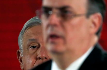 Andrés Manuel López Obrador observa a Marcelo Ebrard