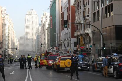 Según fuentes de los servicios emergencia, los huéspedes no han tenido que ser desalojados del edificio ya que el fuego sólo afecta a la azotea del inmueble.