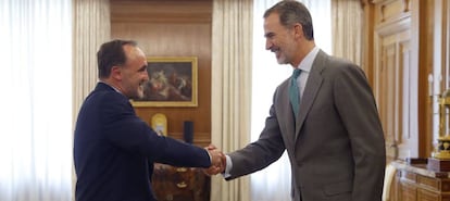 El rey Felipe VI saluda al presidente de Uni&oacute;n del Pueblo Navarro (UPN), Jos&eacute; Javier Esparza Abaurrea, esta ma&ntilde;ana en el Palacio de la Zarzuela, durante la ronda de consultas con los dirigentes de los partidos pol&iacute;ticos con representaci&oacute;n parlamentaria para designar candidato a la investidura, que se va a prolongar hasta este jueves.