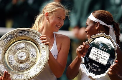 Maria Sharapova y Serena Williams, con sus trofeos después de la final individual en la pista central de Wimbledon el 3 de julio de 2004. Sharapova se impuso a Williams por 6-1 y 6-4 en el torneo sobre hierba más prestigioso del mundo.