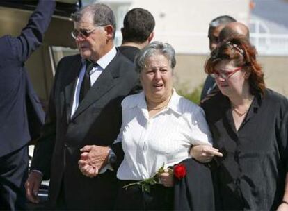 Los familiares de José Manuel Gómez Rodrigo, uno de los dos jóvenes asesinados en Ferrol, acuden al entierro celebrado en la localidad coruñesa de Sada