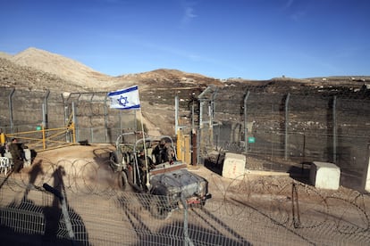 Un vehículo militar israelí en la zona ocupada de los Altos del Golán, cerca del monte Hermón, este domingo.