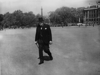 Winston Churchill se dirige al 10 de Downing Street desde el Almirantazgo el 20 de mayo de 1940.