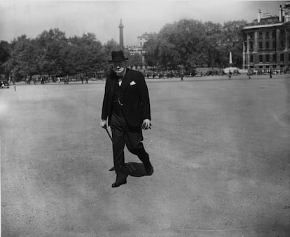 Winston Churchill se dirige al 10 de Downing Street desde el Almirantazgo el 20 de mayo de 1940.
