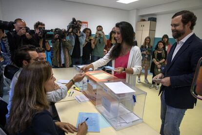 La candidata de Vox a la Comunidad de Madrid, Rocío Monasterio, acompañada de su marido, Iván Espinosa de los Monteros, vota en el colegio San Agustín, en Madrid.