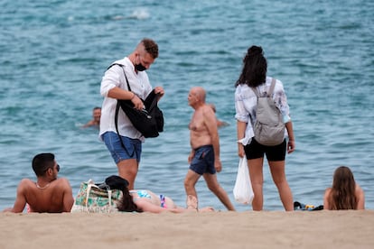 Playa de Las Canteras, en Las Palmas de Gran Canaria, en el primer día de aplicación de las nuevas medidas de contención de los brotes de coronavirus que incluyen el uso de la mascarilla también en la playa.