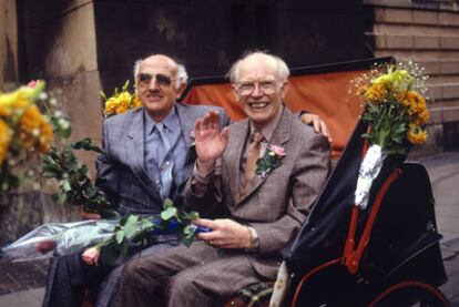 Axel (izquierda) y Eigil Axgil, el día de su <i>boda</i> en 1989.