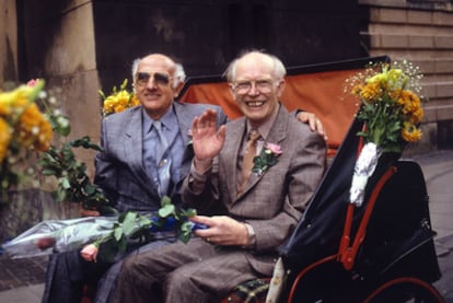 Axel (izquierda) y Eigil Axgil, el día de su <i>boda</i> en 1989.