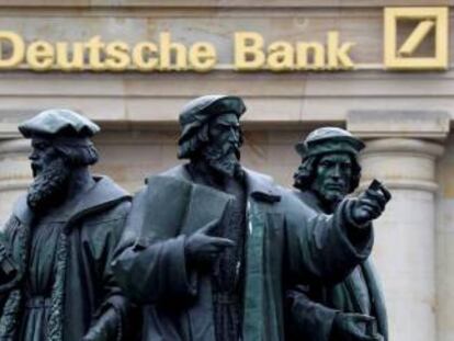 Estatua ante el logo de Deutsche Bank, en Fráncfort.