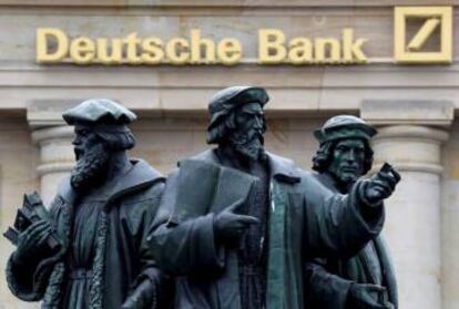 Estatua ante el logo de Deutsche Bank, en Fráncfort.