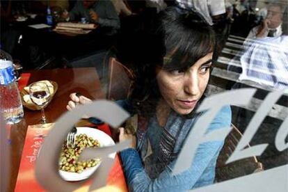 Carolina Alguacil, la joven que acuñó el término de <i>mileurista,</i> en un restaurante de Barcelona de a siete euros el menú donde va a comer algunos días al mes.